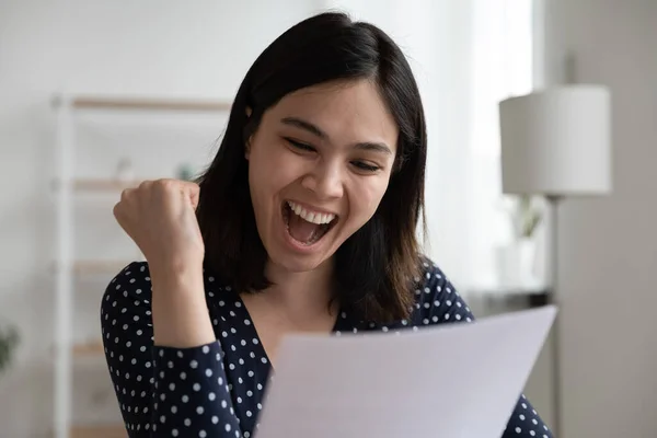 Emocional feliz asiática dama leyendo universidad admisión notificación. — Foto de Stock