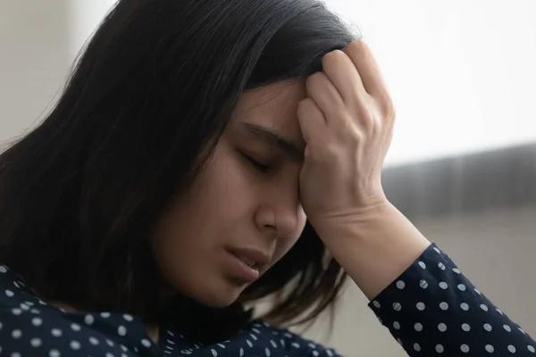 Infeliz jovem mestiço asiático mulher sofrendo de enxaqueca. — Fotografia de Stock