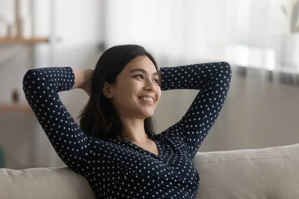 Feliz bela mulher milenar relaxante no sofá. — Fotografia de Stock