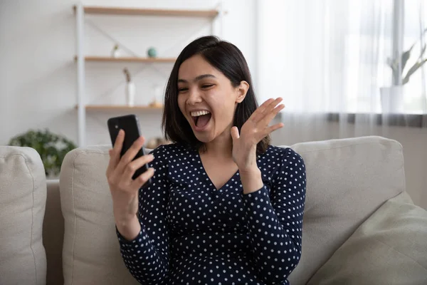 Super alegre emocional feliz millennial ásia mulher celebrando chegando ganhar notificação. — Fotografia de Stock