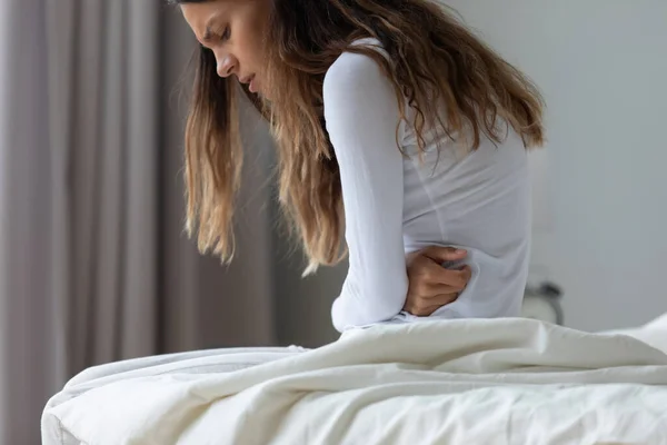 Närbild olycklig kvinna röra magen, lider av smärta — Stockfoto