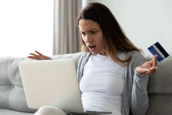 Close up unhappy woman having problem with credit card — Stock Photo, Image