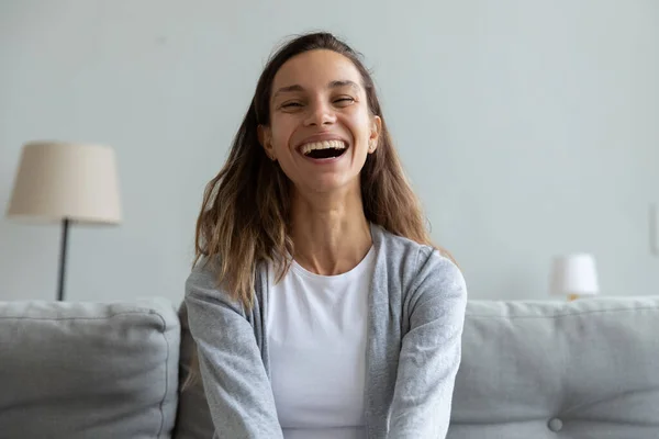 Hoofd schot portret glimlachende vrouw het maken van video bellen, chatten online — Stockfoto