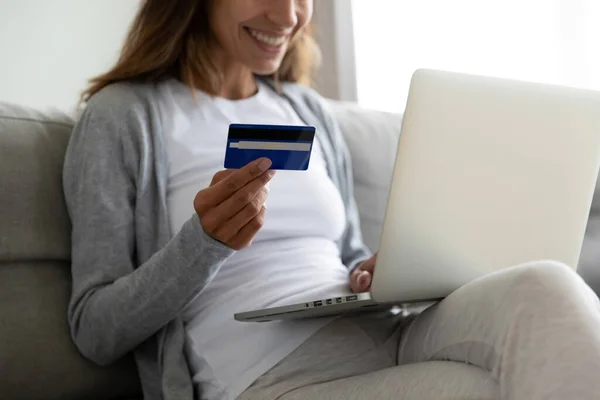 Close up smiling woman holding credit card, using laptop — Stock Photo, Image