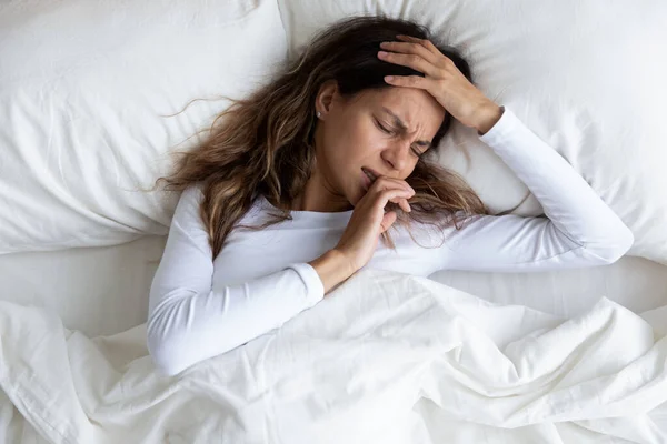 Unzufriedene Frau berührt Stirn und leidet unter Kopfschmerzen — Stockfoto