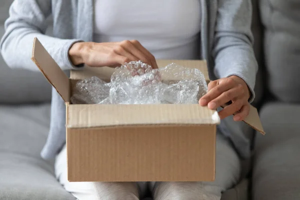 Blisko kobieta otwierając kartonowe pudełko w domu, otrzymał paczkę — Zdjęcie stockowe