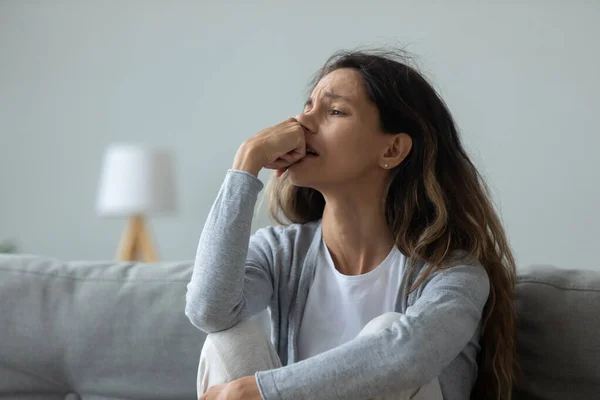 Крупним планом депресивна жінка плаче, думаючи про особисті проблеми — стокове фото