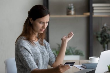 Mutsuz bir kadın yanlışlıkla internetten kredi kartıyla ödeme yapmaktan usanmış.