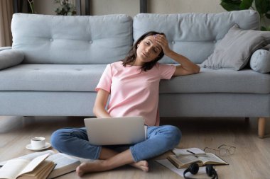 Yorgun milenyum kadını evde ders çalışırken uyuyakalıyor.