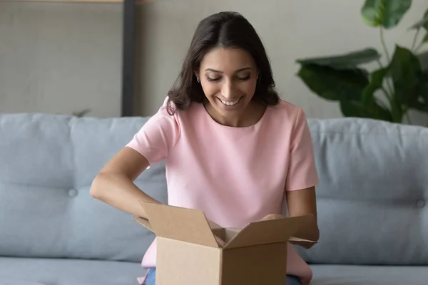 Mujer étnica feliz desempaquetar caja con orden de Internet —  Fotos de Stock