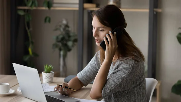 Banner view of female work distant talking on cellphone — Stock Photo, Image