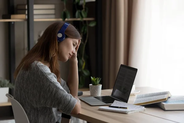 Moe vrouwelijke student overweldigd door computerwerk — Stockfoto