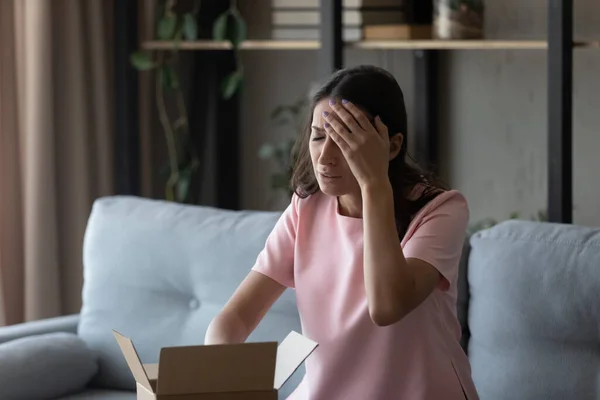 Unhappy woman displeased with bad order shopping online — Stock Photo, Image