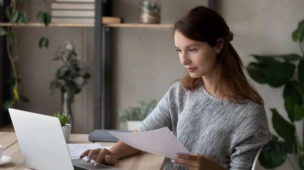 Banner vista del trabajo femenino en el ordenador portátil con documentos — Foto de Stock