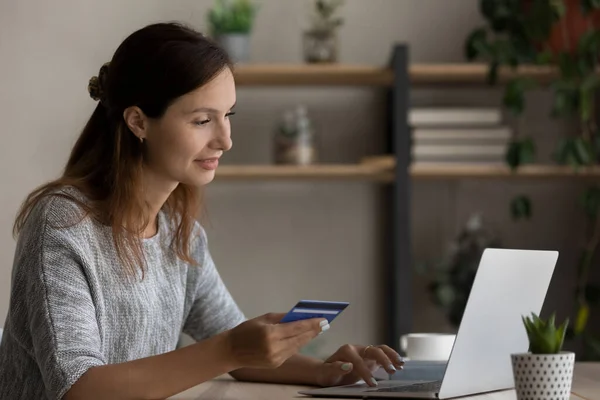 Millennial kobieta zakupy online z karty kredytowej — Zdjęcie stockowe