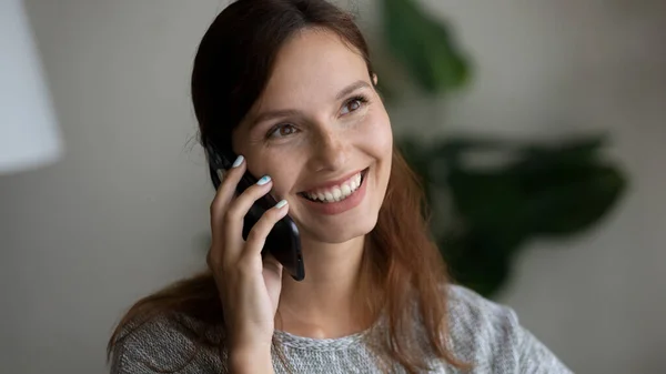 Вид на банер усміхненої жінки, що говорить на мобільному телефоні — стокове фото