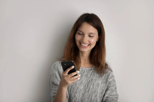 Mujer sonriente cliente uso de teléfono inteligente moderno gadget — Foto de Stock