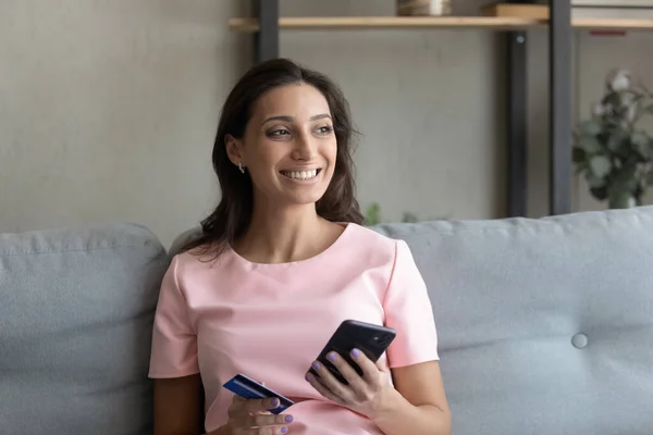 Happy ethnic woman paying online on smartphone — Stock Photo, Image