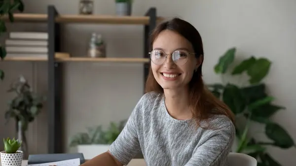 Banner-Porträt einer lächelnden jungen Frau mit Brille — Stockfoto