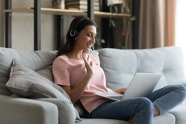 Sorrindo étnica mulher saudação em vídeo chamada no laptop — Fotografia de Stock