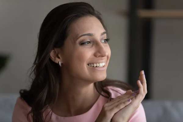 Primer plano de la mujer étnica feliz mirada en la distancia — Foto de Stock