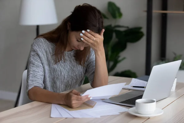 Unglückliche Frau fühlt sich durch schlechte Nachrichten in Brief bedrängt — Stockfoto