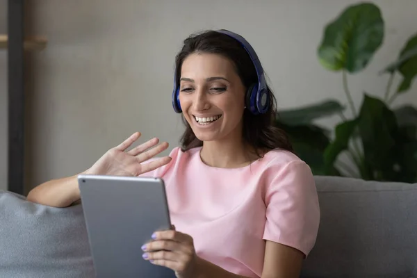 Smiling indian Arabic woman talk on tablet — Stock Photo, Image