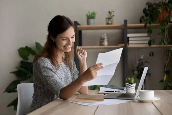 Spännande ung kvinna överlycklig med nyheter i brev — Stockfoto