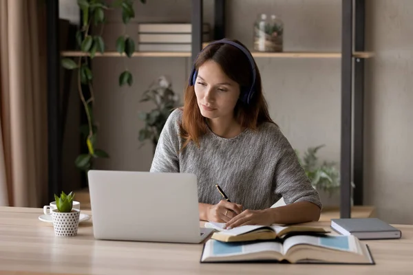 Jonge vrouwelijke student studie online op de computer — Stockfoto