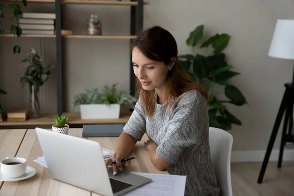 Étudiante utiliser ordinateur étudiant en ligne à la maison — Photo