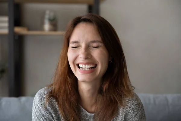 Közelkép boldog fiatal nő nevetni otthon — Stock Fotó
