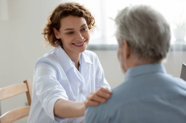 30 'lu yaşlardaki yaşlı hastalara bakan mutlu doktor..
