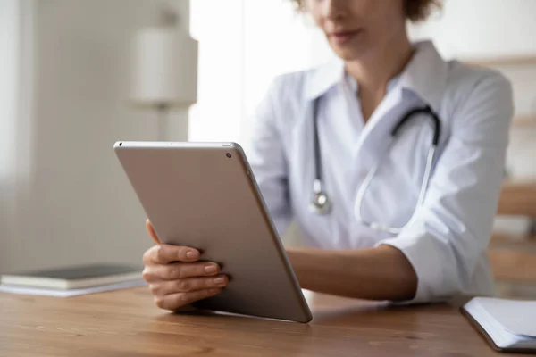 Young female general practitioner using digital computer tablet. — Stock Photo, Image