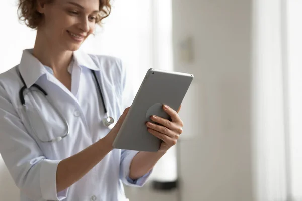 Zaměření na digitální počítač tablet v mladých ženských rukou lékaře. — Stock fotografie
