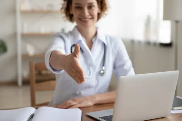 Mutlu genç kadın pratisyen doktor elini uzattı.. — Stok fotoğraf