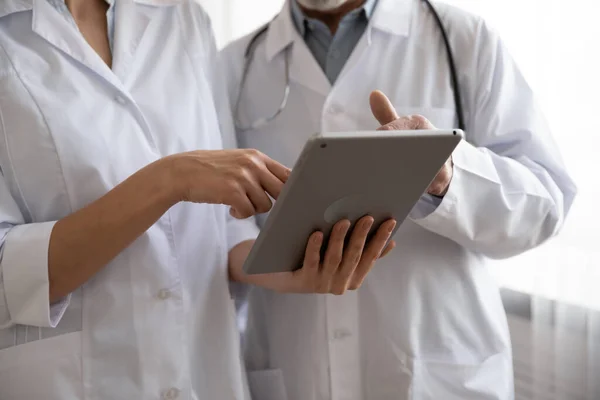 Zavřít dva zdravotníky pomocí tabletu digitálního počítače. — Stock fotografie