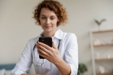 Kadın doktorların elindeki akıllı telefona odaklan..