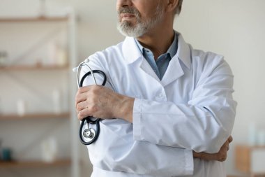 Yaşlı orta yaşlı kardiyolog doktor yakın görüş.