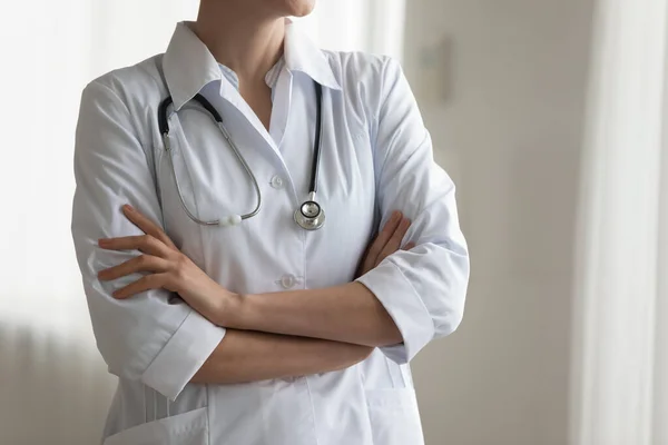 Cropped image of female medical worker standing with folded arms. — Stock Photo, Image