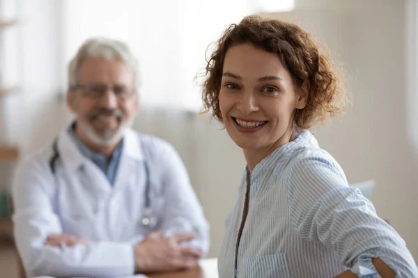 Female patient satisfied with checkup meeting in clinic. — Stock Photo, Image