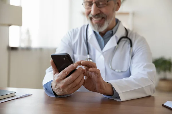 Primer plano feliz viejo médico varón maduro usando el teléfono. —  Fotos de Stock