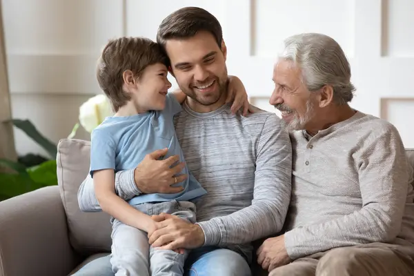 Sonriendo tres generaciones de hombres relajarse en casa —  Fotos de Stock