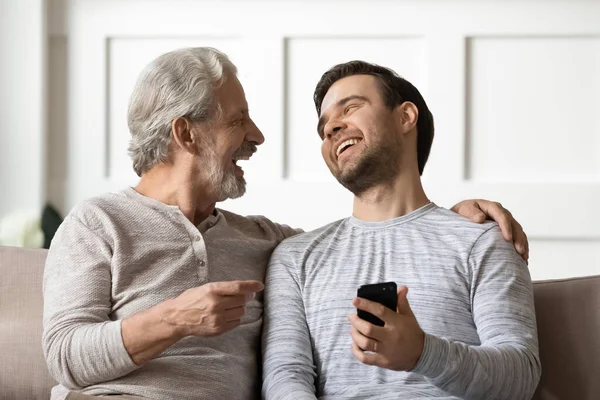 喜形于色的老父亲和大儿子用智能手机 — 图库照片
