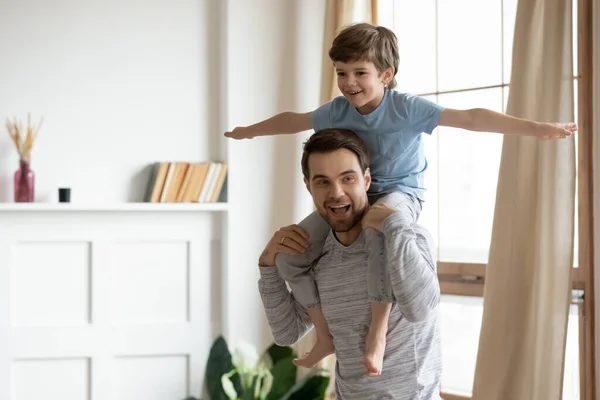 Glad ung pappa och liten son leker hemma — Stockfoto