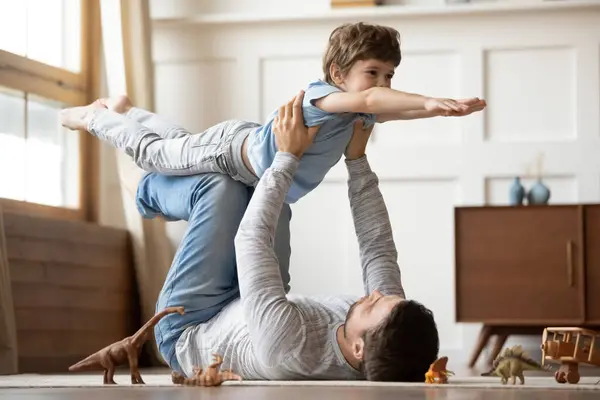 Père heureux jouer avec le petit fils excité — Photo