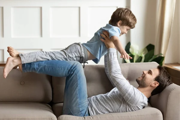 Papa aimant jouer avec un petit fils excité à la maison — Photo