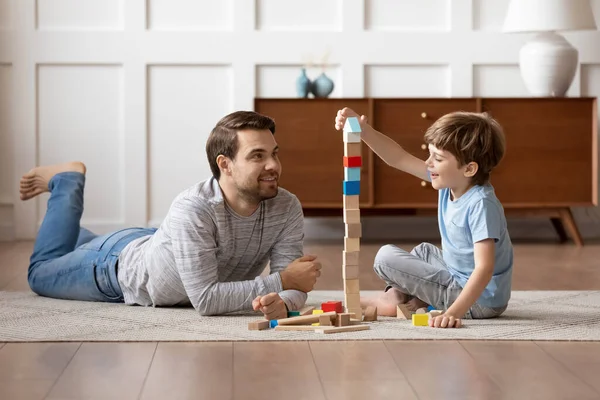 幸せなお父さんと小さな息子遊びで木製ブロック — ストック写真