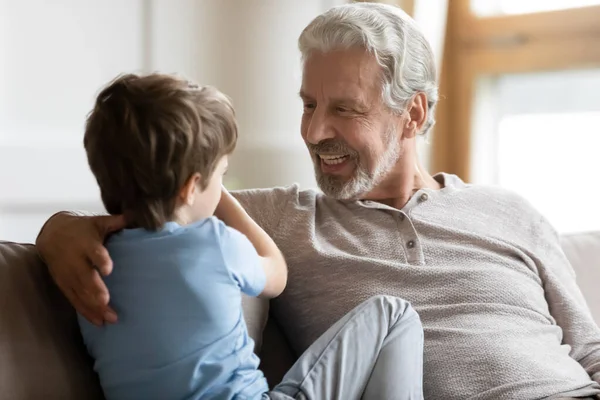 Boldog öreg nagypapa beszélgetés kis unokával — Stock Fotó