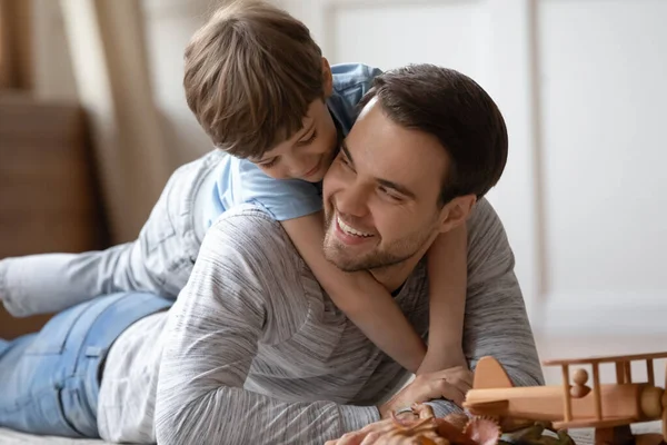 Schattig jongetje spelen knuffel glimlachen jong vader — Stockfoto