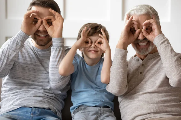 Retrato de feliz três gerações de homens se divertir — Fotografia de Stock